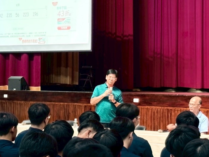 李承龍教官與同學說明之像