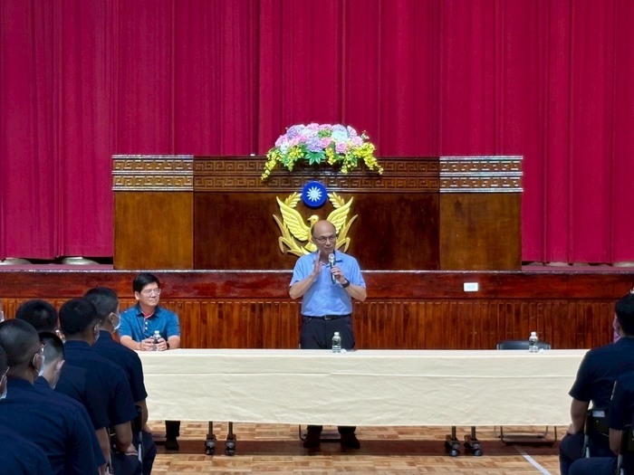 吳主任啟安與同學說明之像