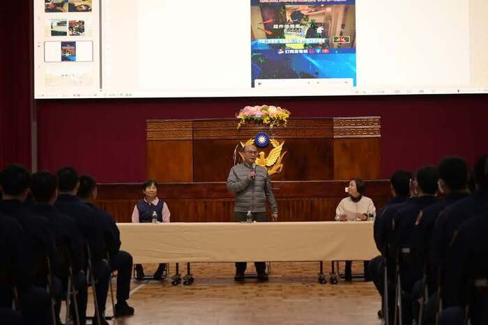 吳主任啟安與同學說明之像圖片